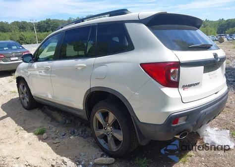2019 Honda Passport Touring z USA, uszkodzony, nr VIN 5FNYF8H97KB004537